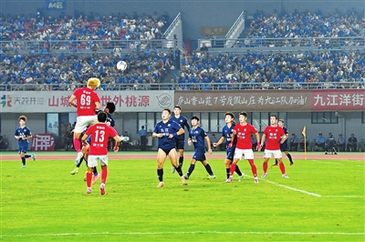 半决赛两回, 禁区内抢球 半决赛两回, 禁区内抢球